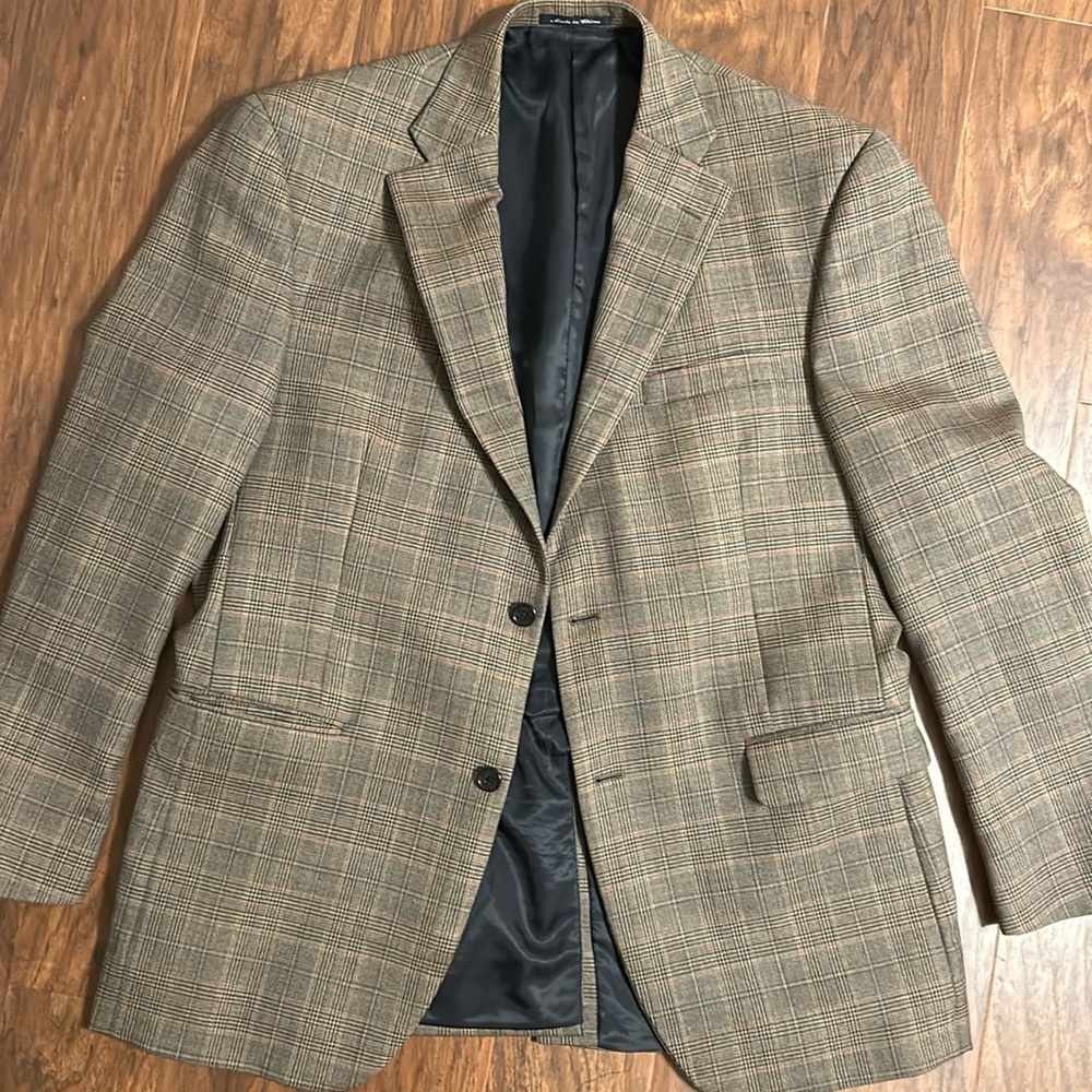 Sport coat
Tan with different stripes
Size 42R
100%wool